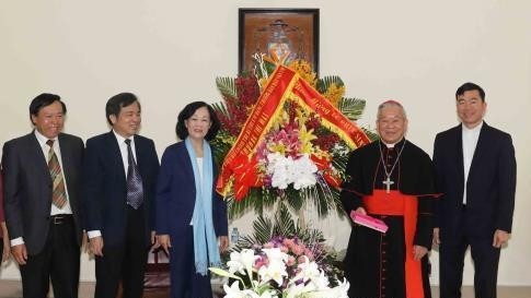 Politburo member Truong Thi Mai extends greetings to Catholics in Hanoi on Easter (Photo:VNA)