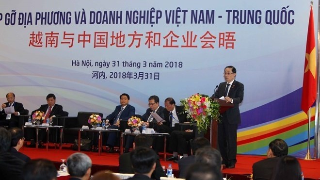 Deputy Foreign Minister Le Hoai Trung speaks at the meeting between Vietnamese and Chinese localities and businesses in Hanoi on March 31 (Photo: VNA)