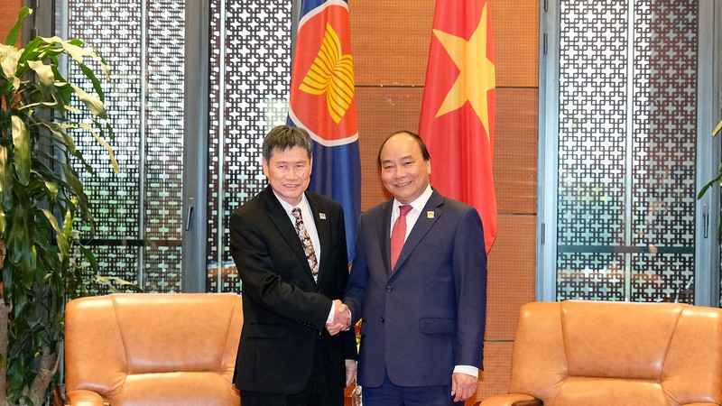 Prime Minister Nguyen Xuan Phuc (R) and Secretary General of the Association of Southeast Asian Nations (ASEAN) Lim Jock Hoi (Photo: VGP)