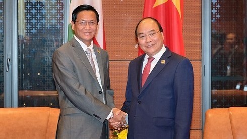PM Nguyen Xuan Phuc (R) welcomes Vice President of Myanmar U Henry Van Thio (L)
