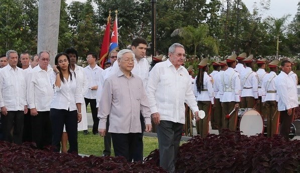 General Secretary of the Communist Party of Vietnam Central Committee Nguyen Phu Trong and Raul Castro Ruz, First Secretary of the Communist Party of Cuba Central Committee and President of the Council of State and the Council of Ministers of Cuba, pays tribute to Fidel Castro at the late leader's tomb in Santiago de Cuba on March 30 (Photo: VNA)