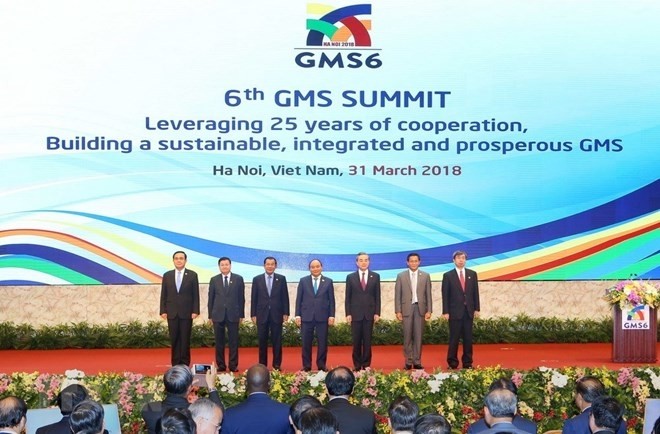 Prime Minister of host Vietnam Nguyen Xuan Phuc (C) takes photo with heads of delegations of GMS countries (Photo: VNA)