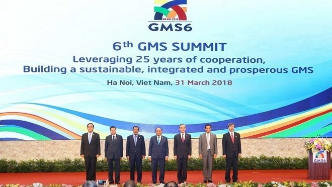 Prime Minister Nguyen Xuan Phuc (C) takes photo with leaders from other GMS countries (Photo: VNA)