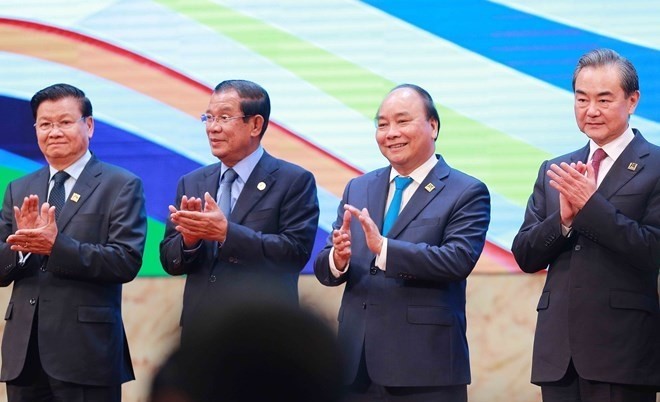 From left: Lao Prime Minister Thongloun Sisoulith, Cambodian Prime Minister Hun Sen, Vietnamese Prime Minister Nguyen Xuan Phuc, and Chinese State Councillor Wang Yi at the plenary session of GMS-6 on March 31 (Photo: VNA)