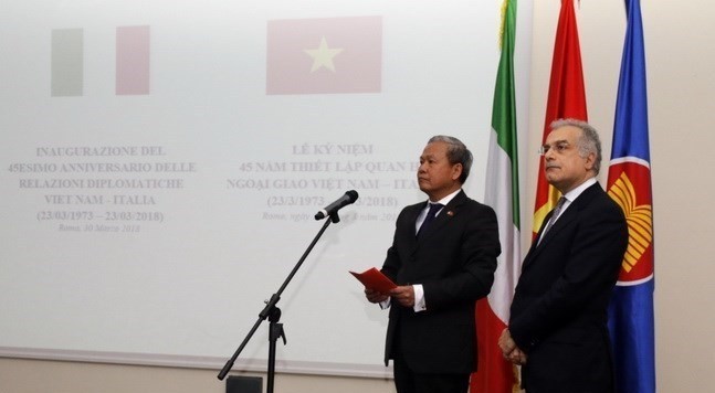 Vietnamese Ambassador to Italy Cao Chinh Thien (L) and Deputy Director General for Global Issues of the Italian Foreign Ministry Ugo Astuto at the celebration. (Photo: VNA)