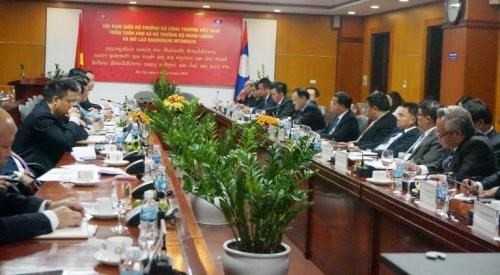A view of the talks between Minister of Industry and Trade Tran Tuan Anh and Lao Minister of Energy and Mine Khammany Inthirath in Hanoi on April 4. (Photo: VNA)