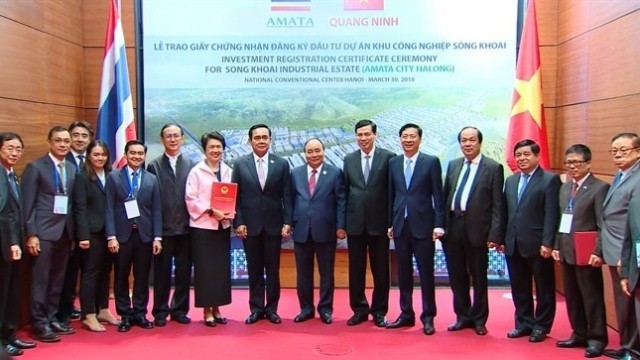 Prime Minister Nguyen Xuan Phuc and his Thai counterpart, Prayut Cha-o-cha, attend a ceremony to hand over a licence to Amata VN PCL for developing a US$1.6 billion industrial and urban project in the northern province of Quang Ninh. (Photo courtesy of Amata)