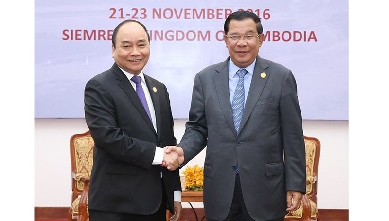 Prime Minister Nguyen Xuan Phuc (L) will attend the third Mekong River Commission (MRC) Summit in Siem Reap, Cambodia, from April 4-5 at the invitation of Prime Minister Samdech Techo Hun Sen (R) (Photo: VNA)