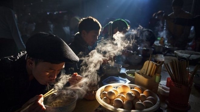 The Grand Prize winning photo ‘Breakfast at the Weekly Market’ by Nguyen Huu Thong
