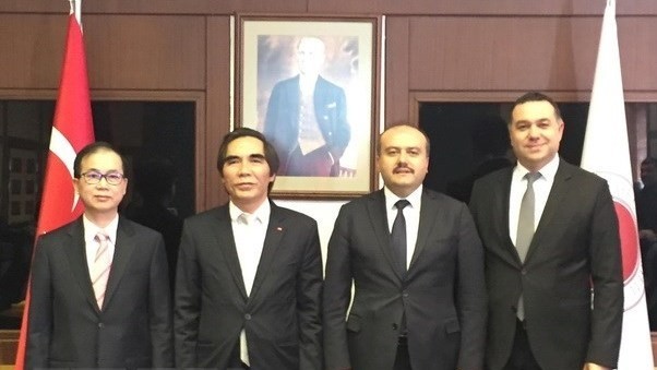Vietnamese and Turkish officials take a photo together (Source: VNA)