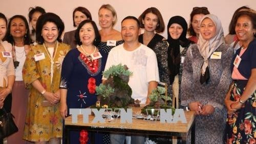 Artist Khanh Linh (middle) and spouses of Ambassadors at the event (photo: VNA)