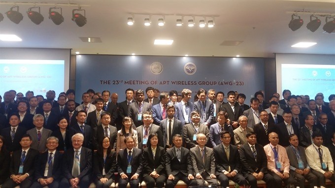 Participants join a photo session at the 23rd meeting of the Asia-Pacific Telecommunity (APT) Wireless Group (AWG-23) in Da Nang. (Photo:VNA)
