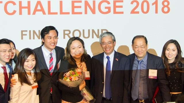 Vietnamese Ambassador to the US Pham Quang Vinh (third from R) joins a group photo with the VietChallenge 2018 organisers and competitors. (Photo: MOFA)