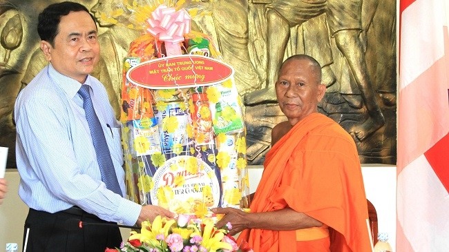 VFF President Tran Thanh Man (L) presents gifts to Most Venerable Sok Xane, Vice President of the Executive Council of the Vietnam Buddhist Sangha and head of the provincial Buddhist Sangha.