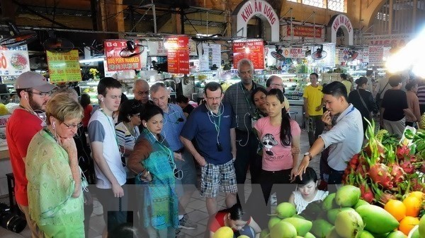 Foreign visitors to Ben Thanh Market in HCM City (Photo: VNA)