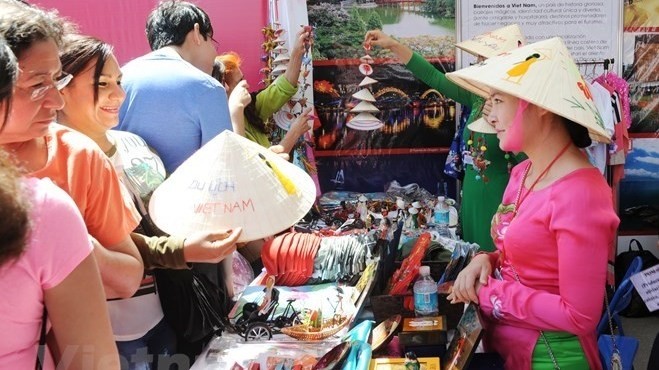 Visitors show interest in Vietnamese handicrafts at the 10th International Friendly Cultures Fair in Mexico City (Photo: VNA)