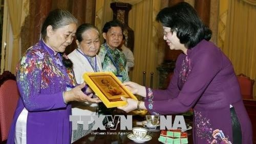 Vice President Dang Thi Ngoc Thinh (R) presents gifts to delegates at the reception (Photo: VNA)