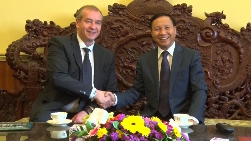 Vietnamese Ambassador to Russia Ngo Duc Manh (R) receives Governor of Russia’s Irkutsk province Sergey Levchenko 