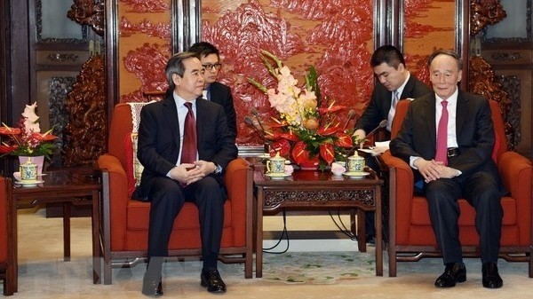 Nguyen Van Binh, Politburo member of the Communist Party of Vietnam (L) meets Chinese Vice President Wang Qishan in Beijing on April 17. (Photo: VNA)
