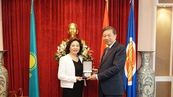 Minister of Public Security Sen. Lieut. Gen To Lam (R) and Vietnamese Ambassador to Kazakhstan Doan Thi Xuan Hien (Source: VNA)