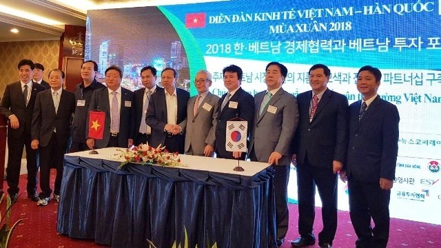 Vietnamese and Korean companies exchange at forum. (Photo: VGP)