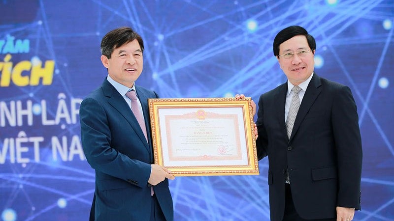 Deputy PM Pham Binh Minh presented a certificate of merit to Samsung Vietnam.