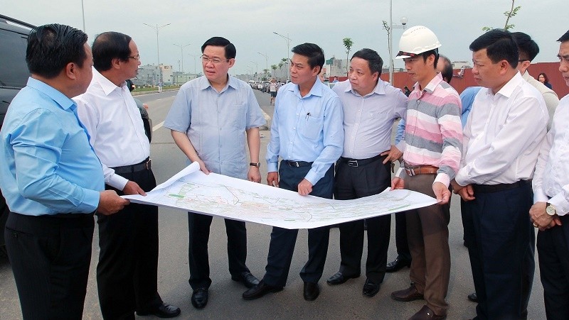 Deputy PM Vuong Dinh Hue inspects a road project in Hai Phong