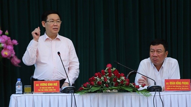 Deputy PM Vuong Dinh Hue speaking at the working session. (Photo: VGP)