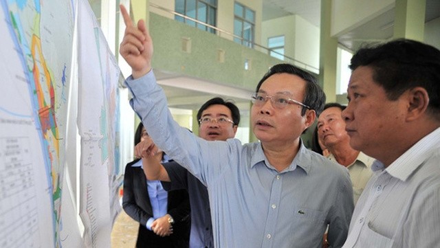 NA Vice Chairman Phung Quoc Hien (middle) surveys the map on land planning in Phu Quoc district (photo: K.NAM)