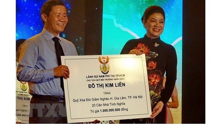 Do Thi Kim Lien (R), Honorary Consul of South Africa, grants aids to support charitable activities in Vietnam.
