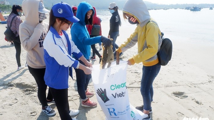 Hundreds of young people clean up Son Tra Beach in Da Nang city.