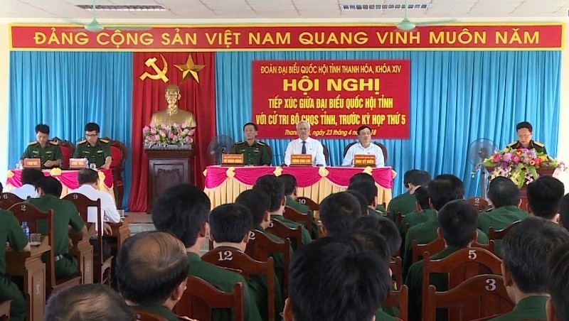 Voters from Thanh Hoa city and Nga Son district discuss a range of pressing issues with NA Deputy Chairman Uong Chu Luu and a delegation of Thanh Hoa provincial NA deputies. (Photo: truyenhinhthanhhoa.vn)