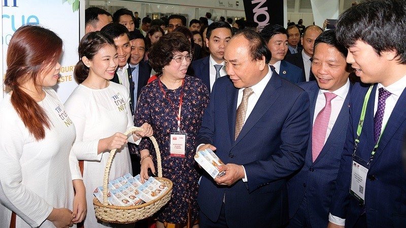 Prime Minister Nguyen Xuan Phuc visits the Vietnamese section at the Food & Hotel Asia trade show.