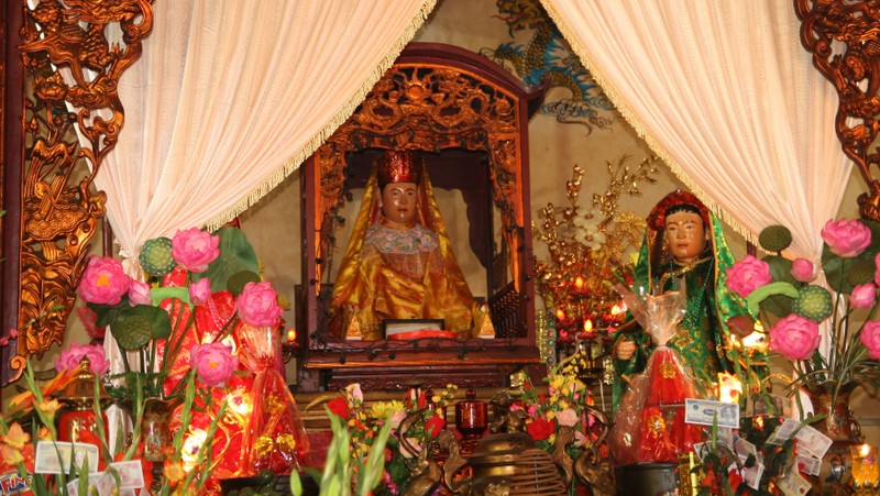 Que palace is dedicated to Queen Vu Thi Ngoc Xuyen, wife of Trinh Tac Lord, and their daughter Princess Trinh Thi Ngoc Cang.