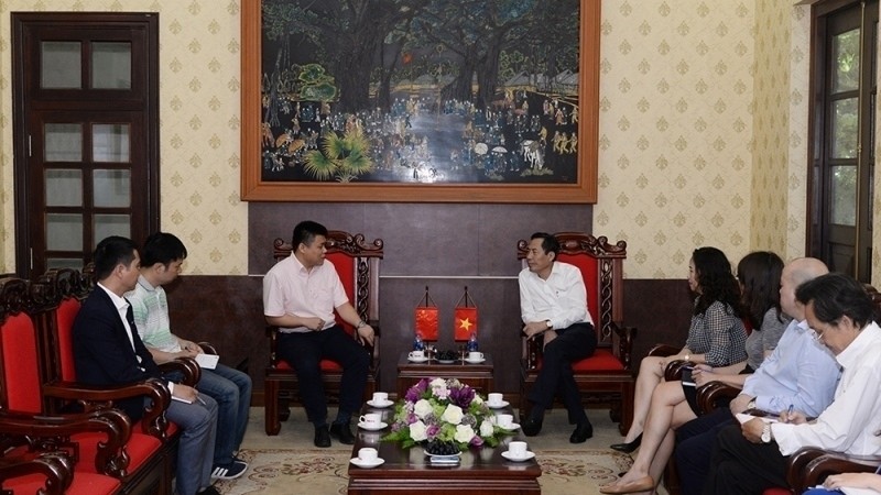 Nhan Dan Editor-in-chief Thuan Huu receives the delegation led by Rui Wei, head of the CRI’s representative office in Vietnam