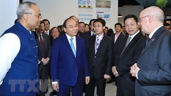 PM Nguyen Xuan Phuc (centre) visits the SMU.