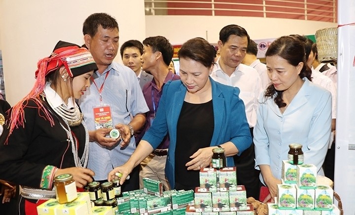 NA Chairwoman Nguyen Thi Kim Ngan visits a booth at the fair. (Photo: VNA)