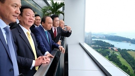 PM Nguyen Xuan Phuc (third from left) visits the Port of Singapore. (Photo: VGP)
