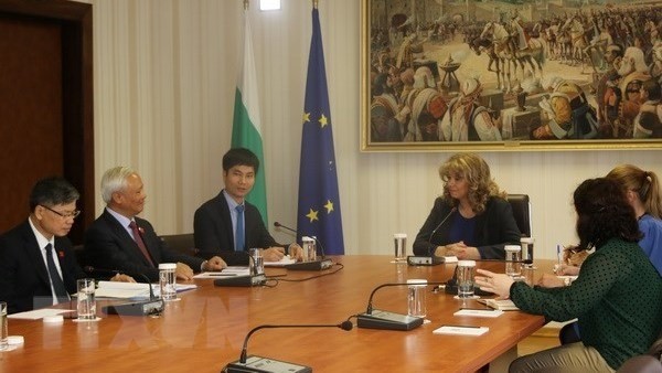 The meeting between NA Vice Chairman Uong Chu Luu and Speaker of Bulgaria's National Assembly Tsveta Karayancheva (Source:VNA)