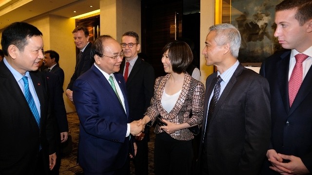 PM Nguyen Xuan Phuc meets with leaders of Singaporean-based conglomerates on April 28. (Photo: VGP)