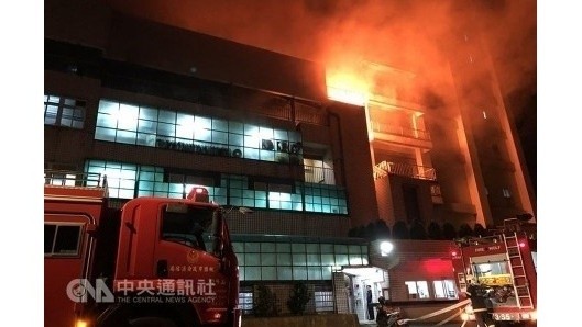 A fire breaks out at a factory’s dormitory, where many Vietnamese workers live, in Pingzhen District, Taoyuan city, Chinese Taipei, late April 28. (Photo: CNA)