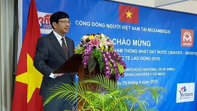 Vietnamese Ambassador to Mozambique Le Huy Hoang delivers his speech at the ceremony.