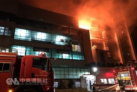 A fire breaks out at a factory’s dormitory, where many Vietnamese workers live, in Pingzhen District, Taoyuan city, Taiwan (China) on late April 29. (Photo: CNA)