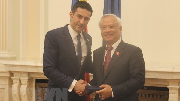 NA Vice Chairman Uong Chu Luu (R) meets Deputy Speaker of the Romanian Senate Claudiu Manda (Photo: VNA)
