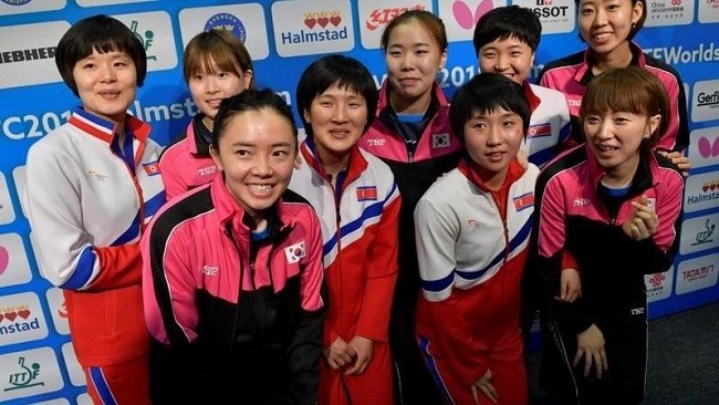 The ROK and DPRK teams pose after deciding to form a unified Korean team for the upcoming semi-finals at the World Team Table Tennis Championships 2018. (Photo: Reuters)