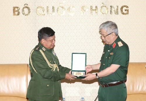 Deputy Defence Minister Nguyen Chi Vinh (R) and Colonel Aung Kyaw Oo (Photo: VNA) 