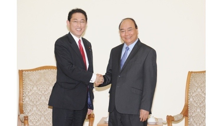 PM Nguyen Xuan Phuc (R) receives Fumio Kishida, Chairman of the Policy Research Council of the Liberal Democratic Party of Japan. (Photo: NDO/Tran Hai)