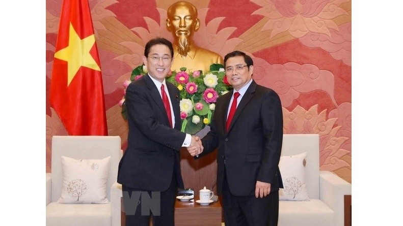 Politburo member Pham Minh Chinh (R) and Chairman of the Japanese LDP’s Policy Research Council Fumio Kishida. (Photo: VNA)
