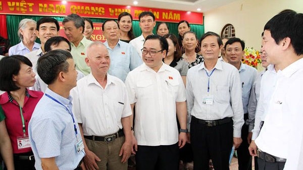 Secretary of Hanoi Party Committee Hoang Trung Hai and voters from Thach That district, Hanoi (photo: hanoimoi)