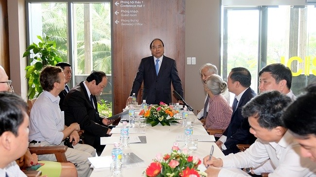 PM Nguyen Xuan Phuc addressing a working session with ICISE scientists. (Photo: VGP)